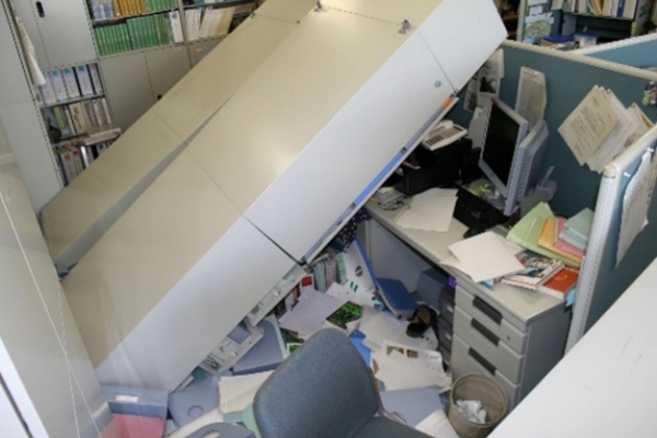 机やロッカー等の転倒防止措置の基準